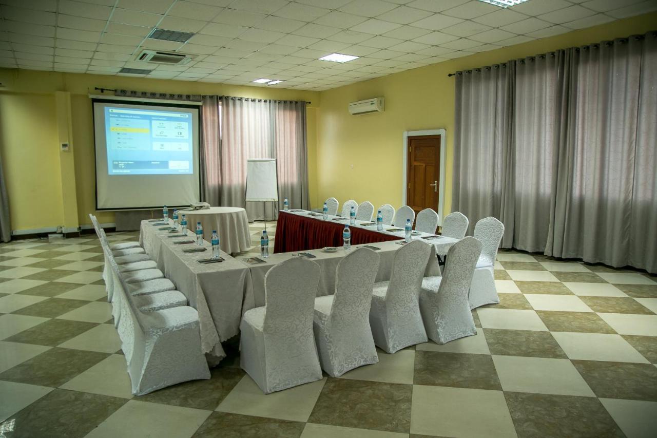Kebbys Hotel Dar es Salaam Buitenkant foto