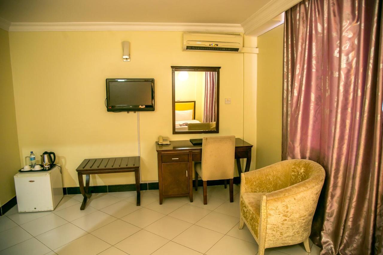 Kebbys Hotel Dar es Salaam Buitenkant foto