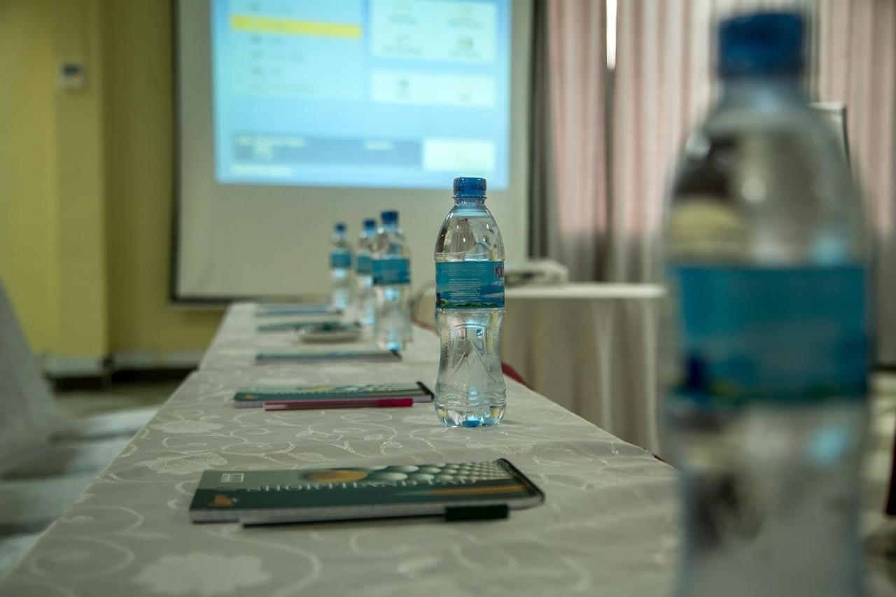 Kebbys Hotel Dar es Salaam Buitenkant foto