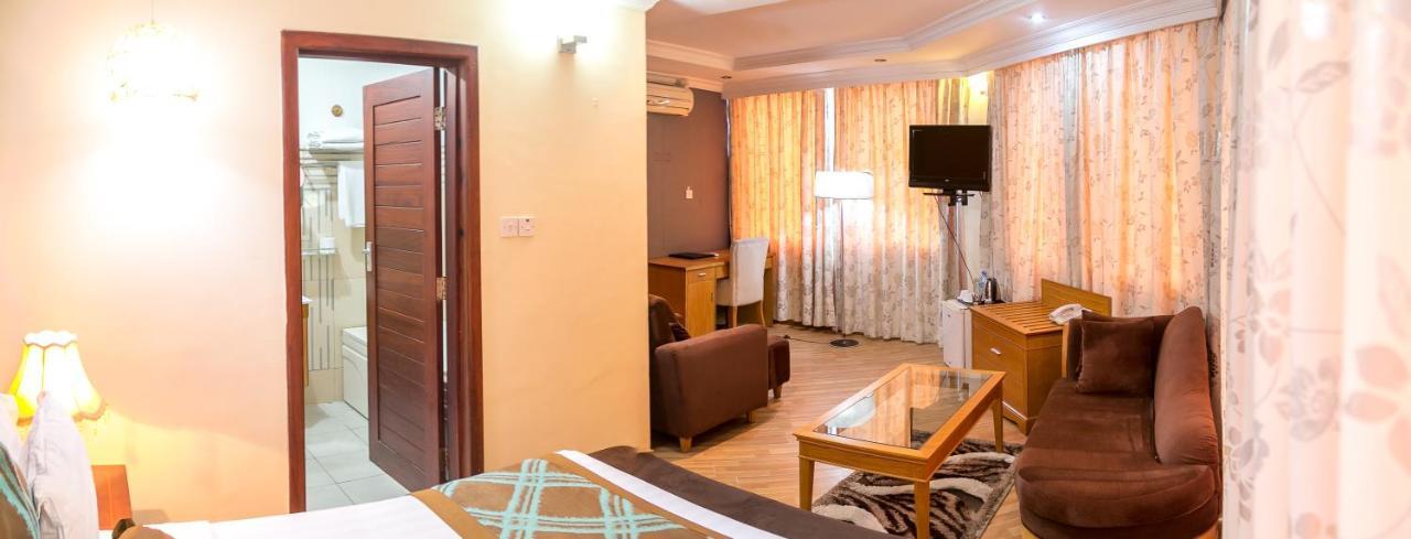 Kebbys Hotel Dar es Salaam Buitenkant foto
