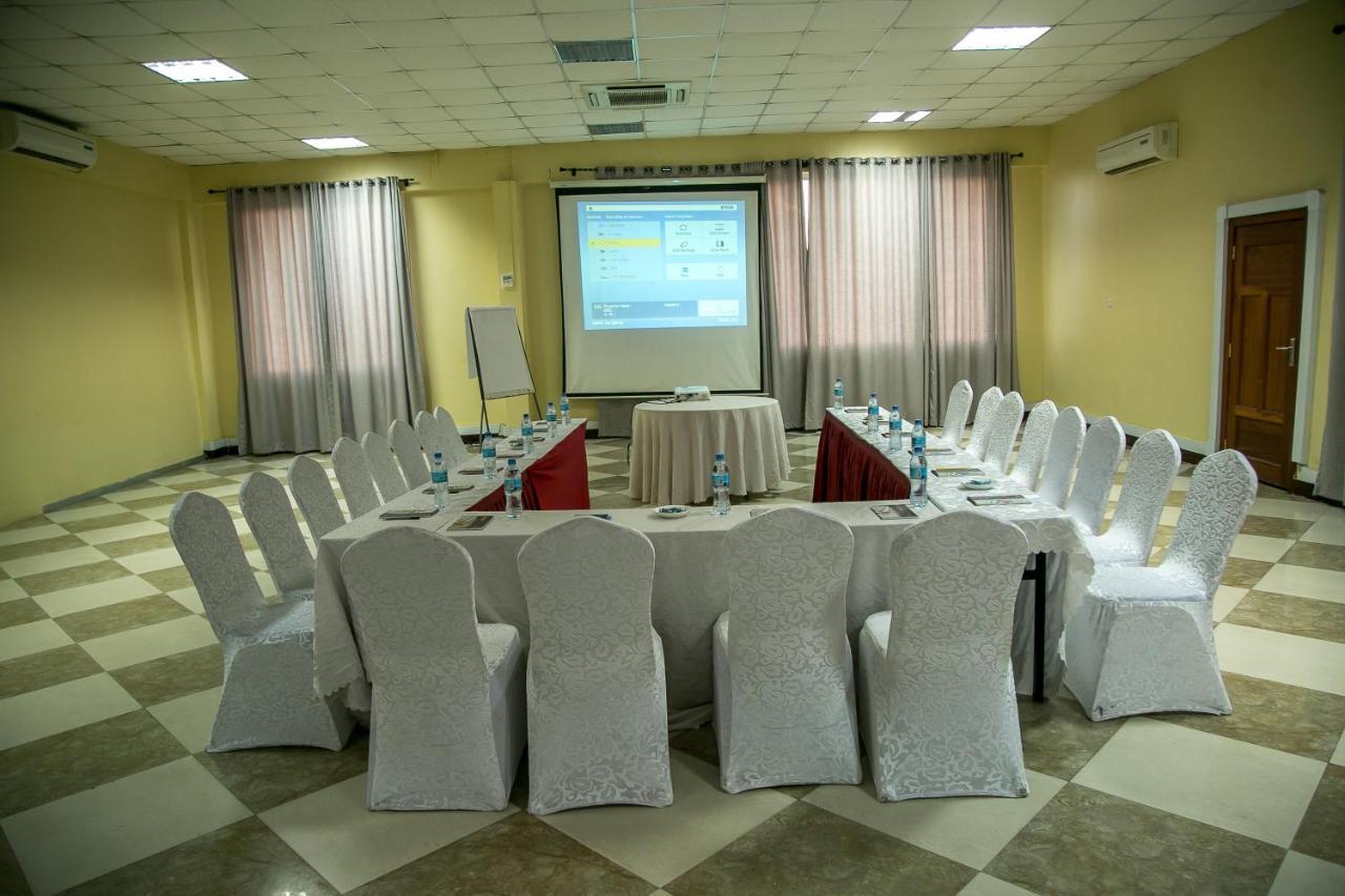 Kebbys Hotel Dar es Salaam Buitenkant foto