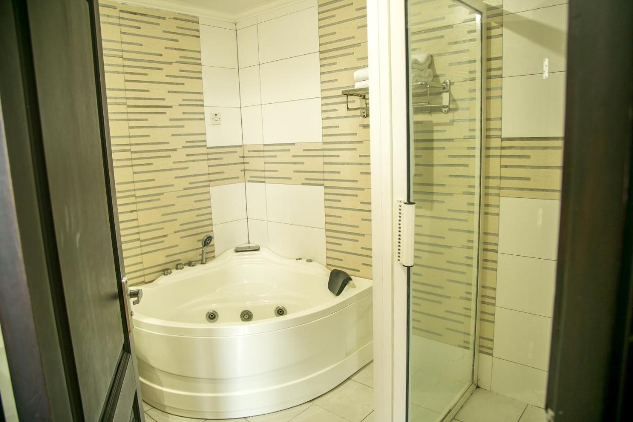 Kebbys Hotel Dar es Salaam Buitenkant foto