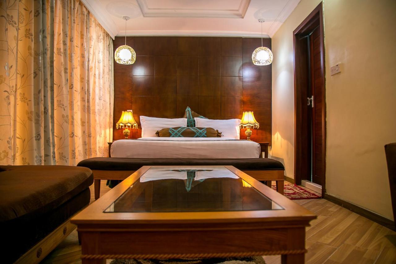 Kebbys Hotel Dar es Salaam Buitenkant foto