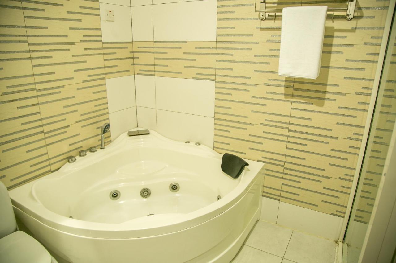 Kebbys Hotel Dar es Salaam Buitenkant foto